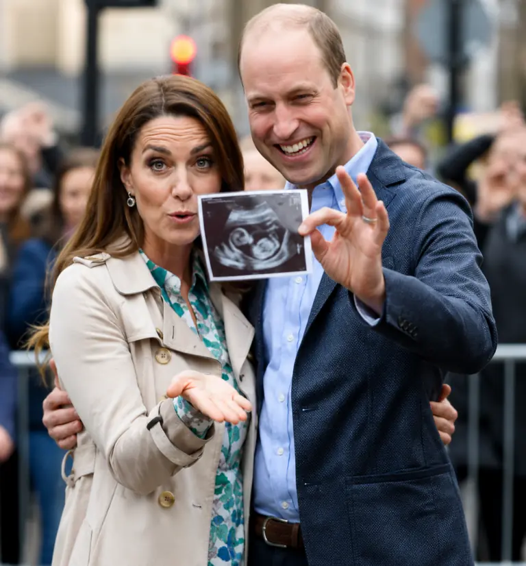 “Oh my God—pink or blue? A prince or a princess…?” Whispers ripple through the crowd as Prince William announces they are 12 weeks into baby number four. The Palace’s official gender reveal begins— and smiles explode across Britain when Catherine, Princess of Wales finally says: “Pink or blue… it’s…”