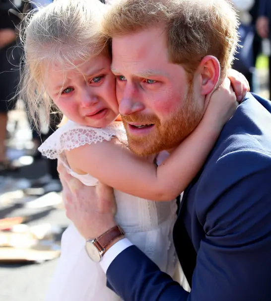 Tragic Update — 10 minutes ago! With tears in his eyes, Prince Harry embraced little Lilibet and addressed the royal family with a trembling voice: “My wife has…”